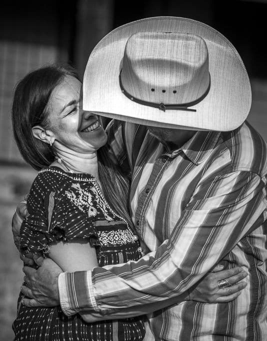 Pareja con sombrero vaquero HATMEX — tradición y legado familiar