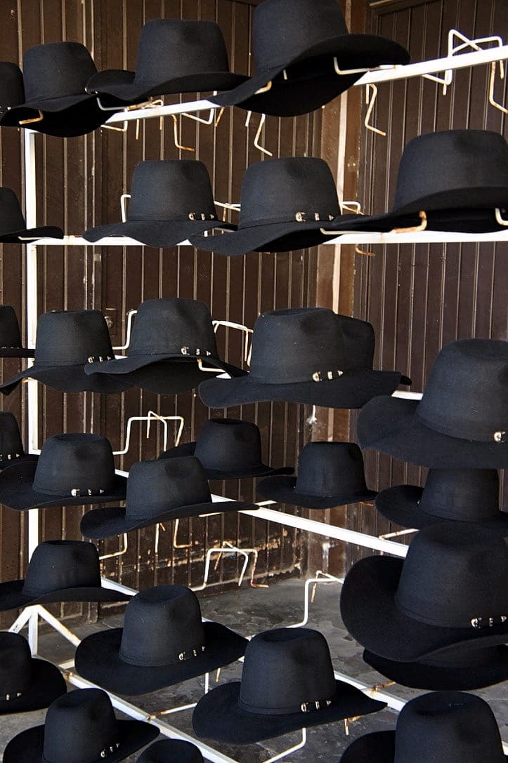 Pared de sombreros HATMEX en producción